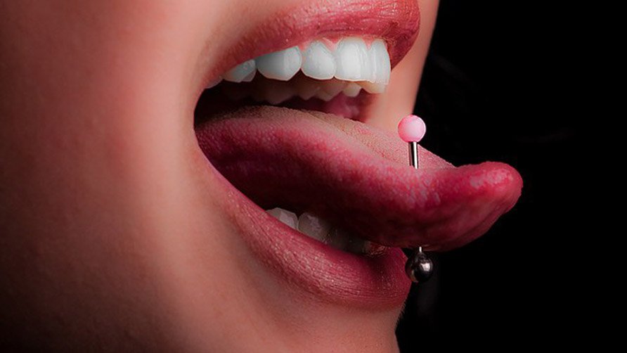 Diastema causado por piercing lingual